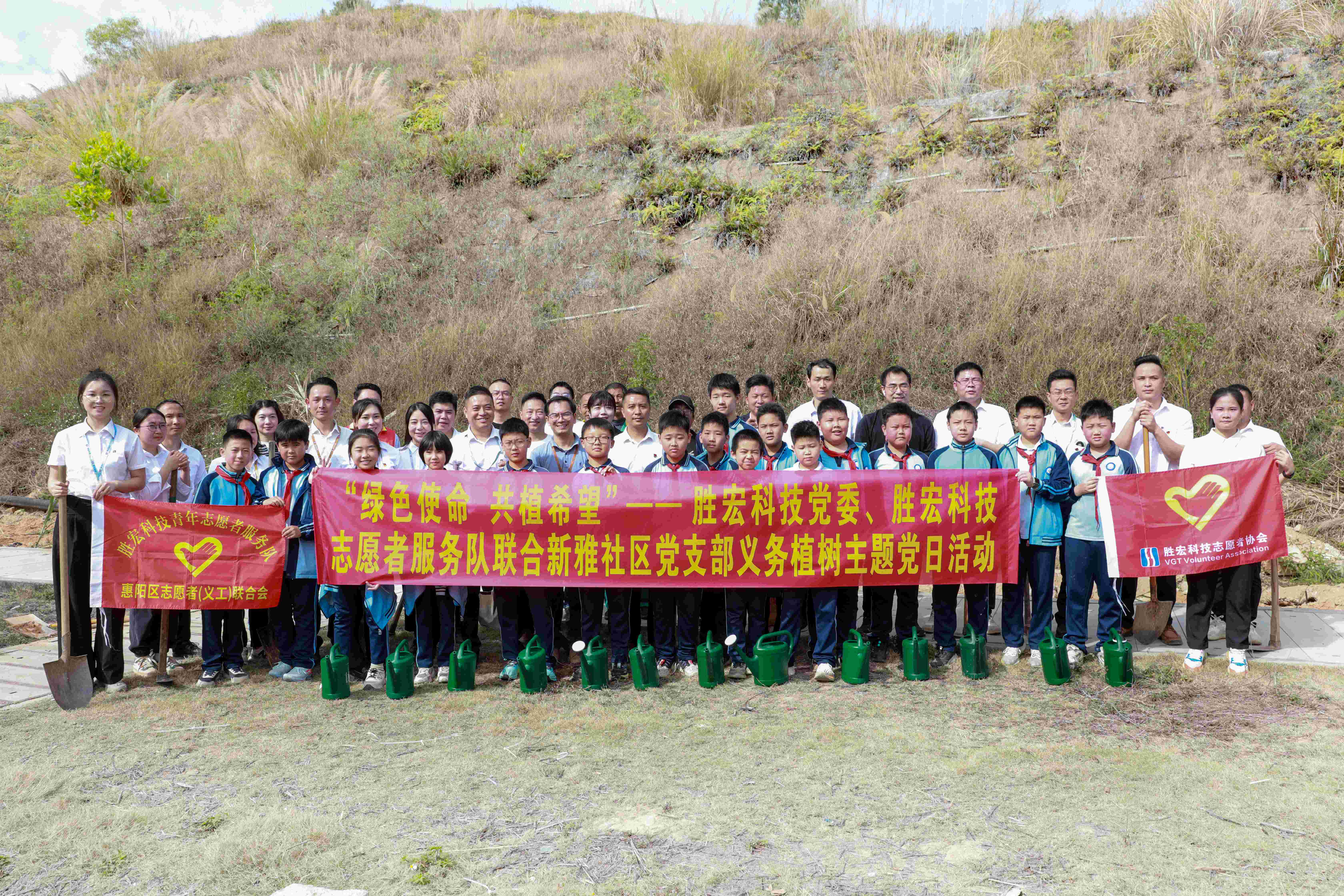 “绿色使命，共植希望”|非凡娱乐科技党委、志愿者服务队联合新雅社区开展义务植树活动